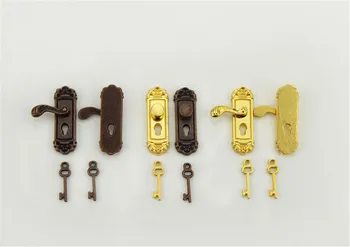 1Set Casa de bonecas em Miniatura Puxadores de Bronze Placa com Fechadura Chaves do Conjunto de Porta-Acessórios do fechamento de Porta Com Chaves de brinquedo