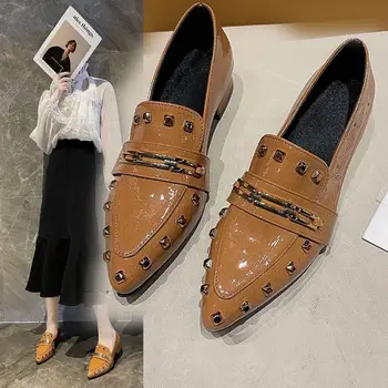 Único sapato feminino outono novo estilo de lady apontado grosso calcanhar rebite sapatos femininos estilo Britânico de couro de patente pequenos sapatos